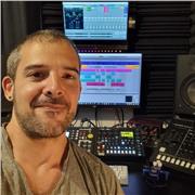 Licenciado en Arte Sonoro con más de 10 años de experiencia en edición y producción musical, así como en diseño sonoro